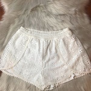 ✨Astr White Lace short✨